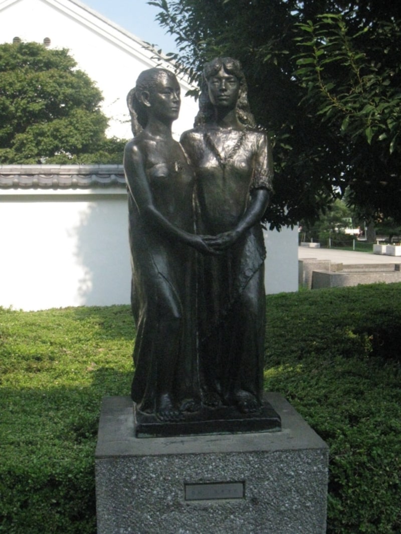 川越市立美術館入口付近にある彫像『友好』（橋本次郎作）。