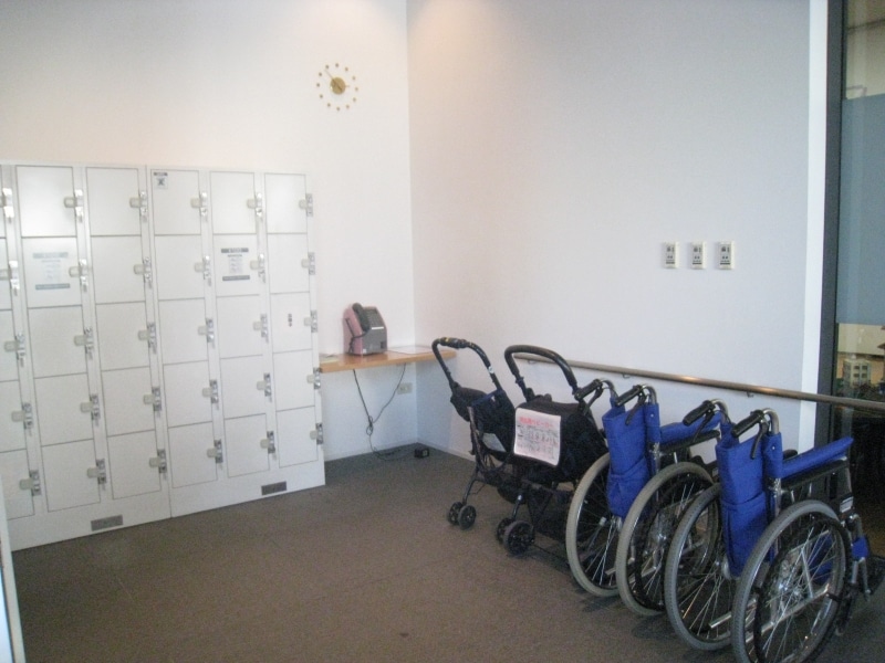 美術館内にコインロッカー、車椅子あり。