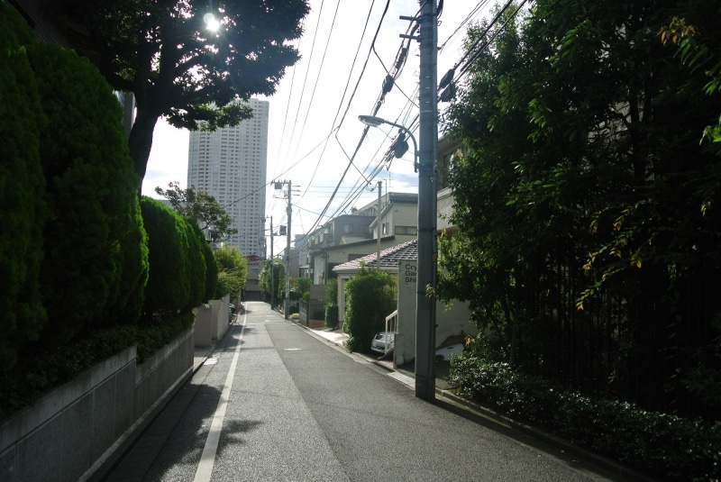 現地近くから高輪方面を望む