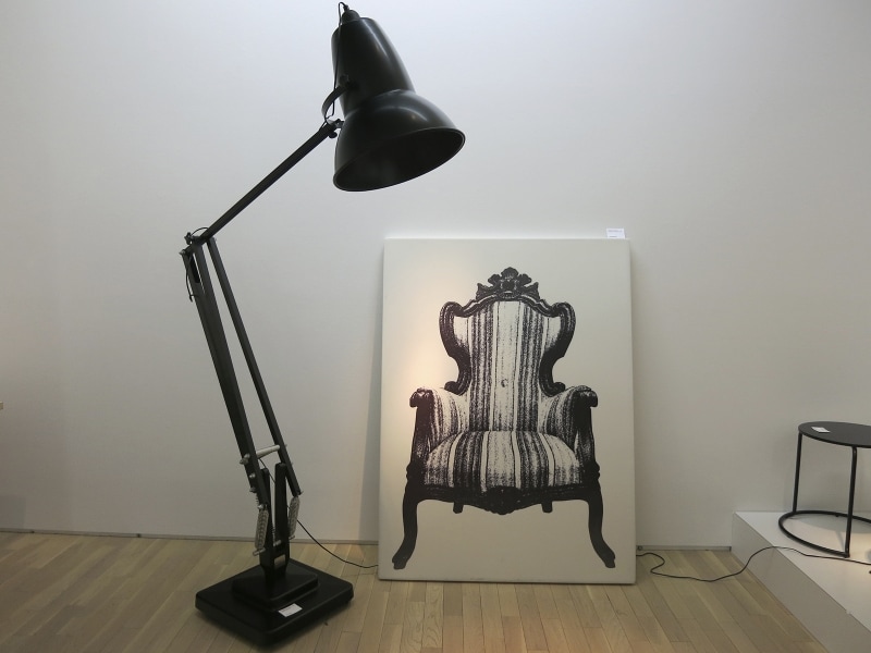 大きなフロアスタンドと壁に立てかけたパネルの画像undefined●クリックすると拡大します。