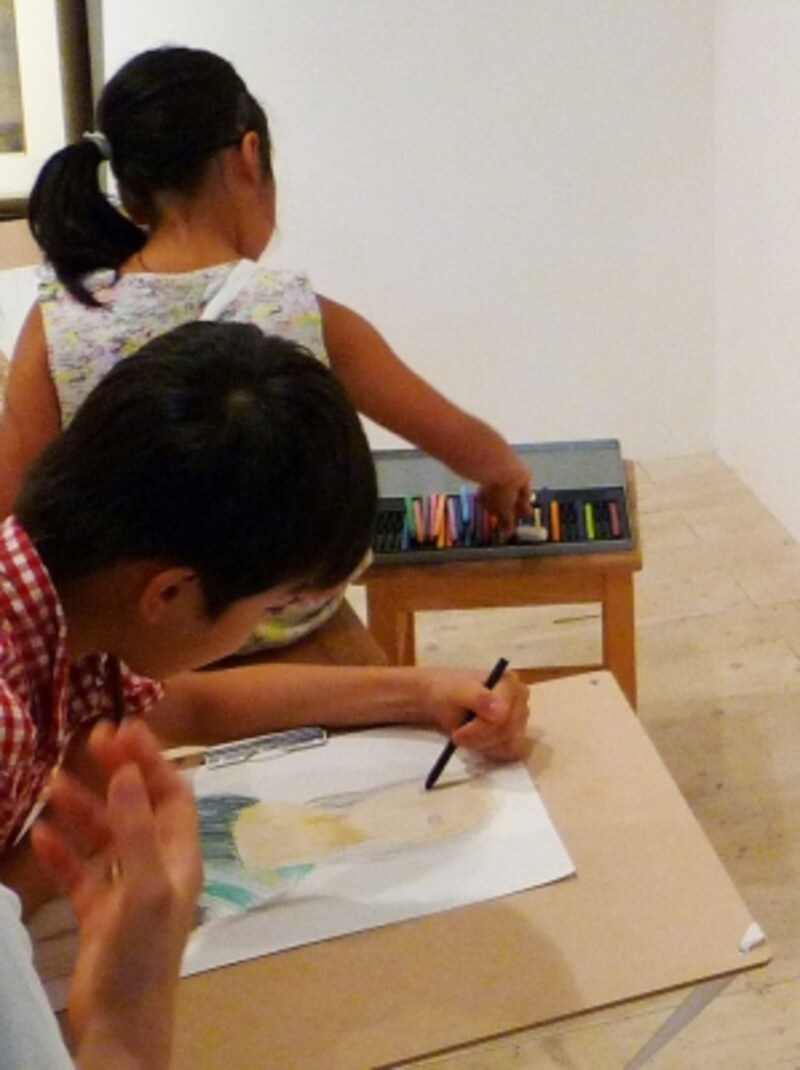 色鉛筆を重ねて、色をつくり出します