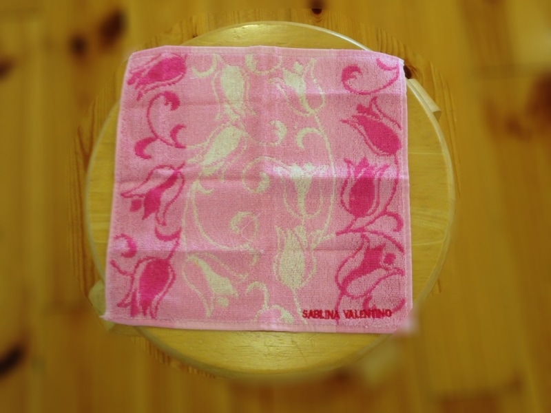 タオルハンカチを2枚準備します