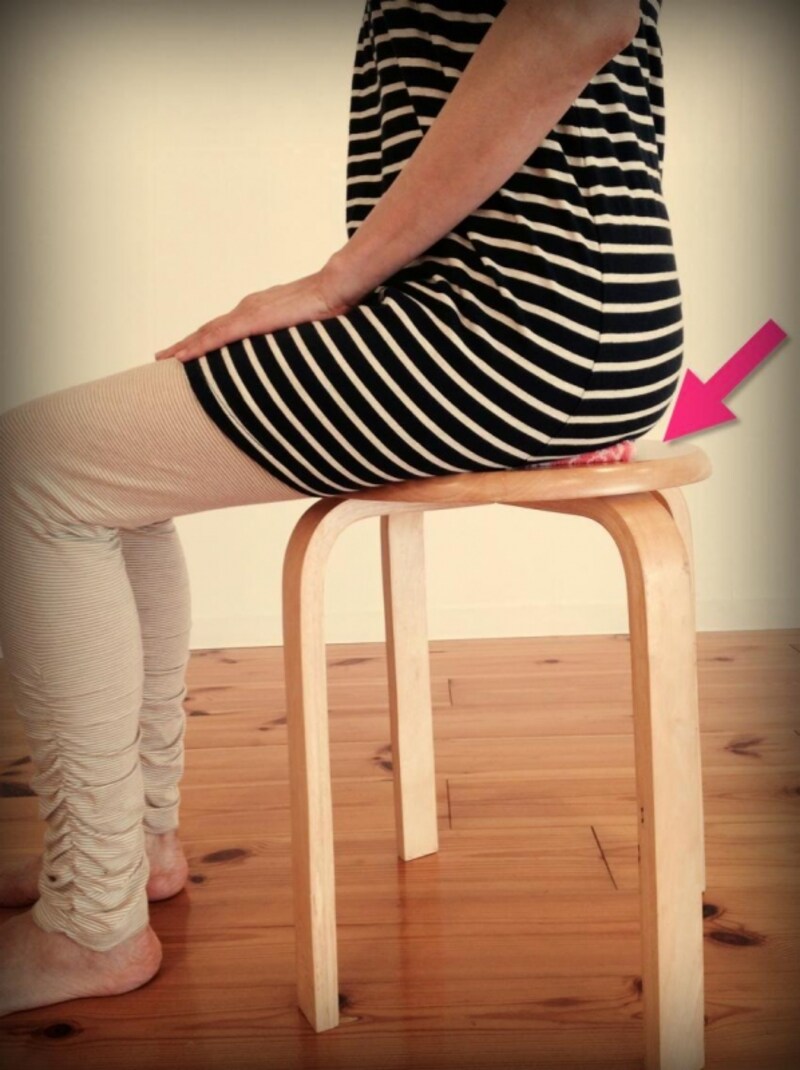 畳んだハンカチを坐骨の座布団とイメージして座ります