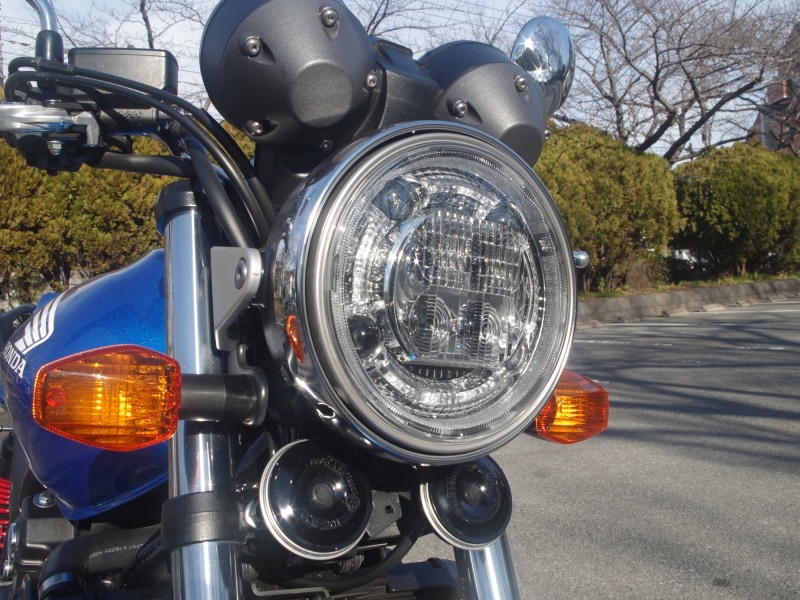 CB1300SFと共通のLEDヘッドライト。