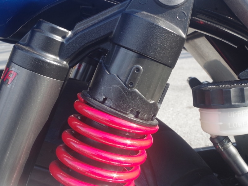 サスペンションはプリロードのセッティングが変わり若干硬めに。
