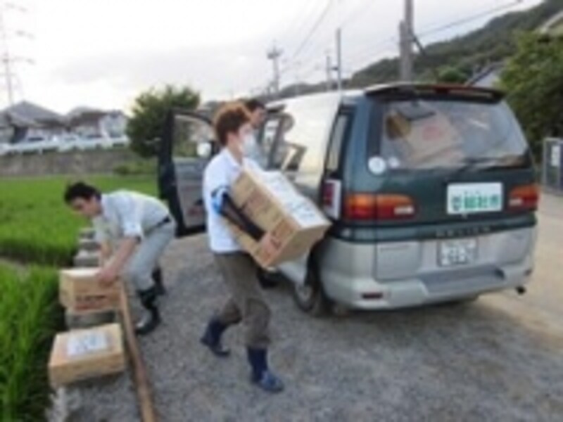 広島市安佐南区の上組公民館へ物資を運ぶＡＭＤＡのスタッフ（写真提供・ＡＭＤＡ）