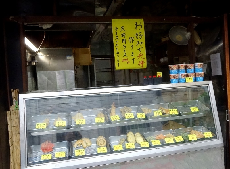 ショウウィンドウの中にはさまざまな天ぷらがある