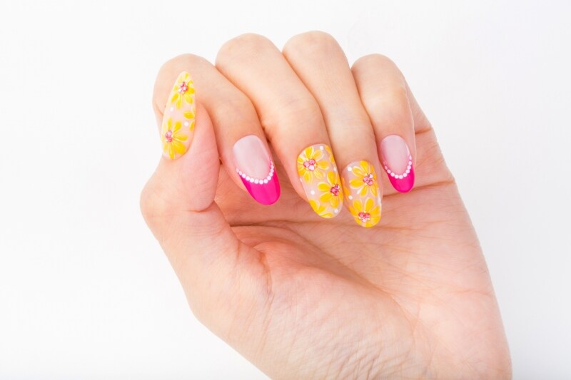 鮮やかイエローが映えるクリアベース