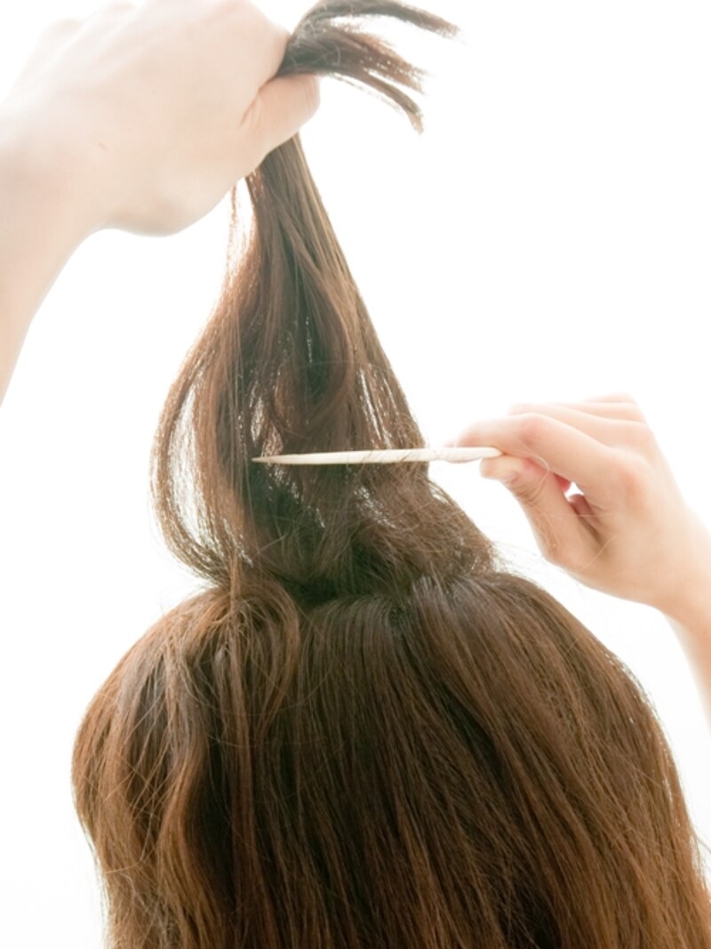 髪が少ない方はしっかりと逆毛をたてる