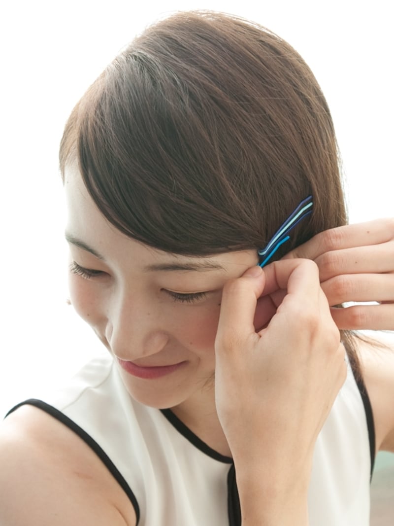こめかみ部分でピンをとめる