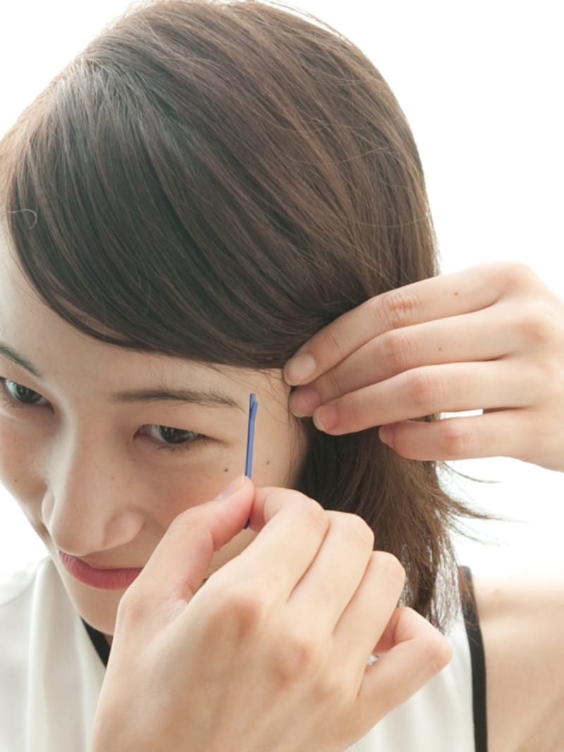 こめかみ部分でピンをとめる