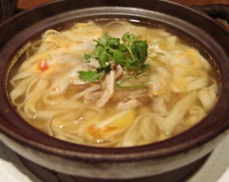 蒸し鶏の土鍋煮込み湯麺