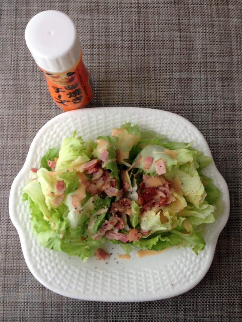 半分に割ったレタスに焼いたベーコンをのせて焼きチーズ味ドレッシングをかけた「丸ごとレタスの焼きチーズサラダ」。一玉あっと言う間に完食