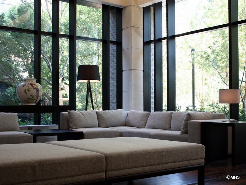 豊かな植栽は、外観のみならず、内側からの景色も引き立てる