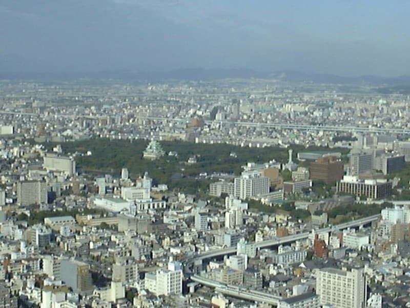周囲を緑に包まれている名古屋城