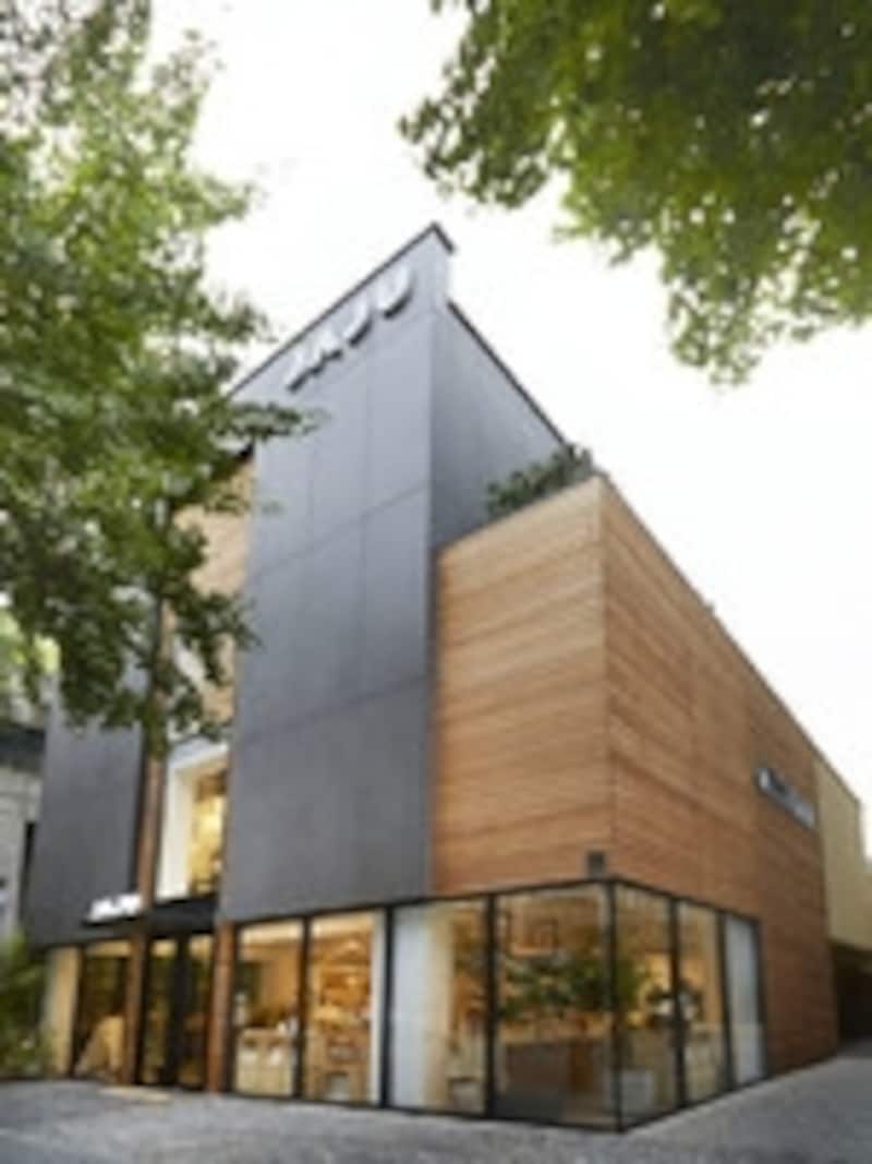 カロスギルで今一番見逃せない生活雑貨のお店です！シンプルな建物からしてステキ～！