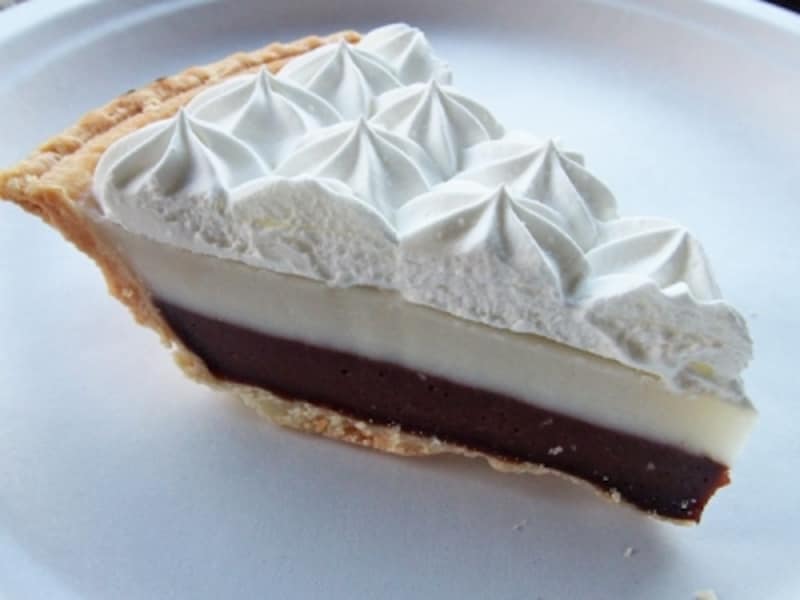 プリン状のチョコレートクリーム、ハウピア、ホイップクリームがのったテッズ・ベーカリーのチョコレート・ハウピア・クリームパイ