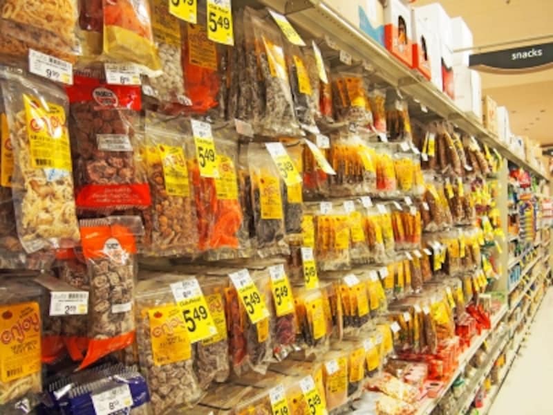 スーパーのスナックコーナーを占拠するあられや海苔巻き、豆菓子など
