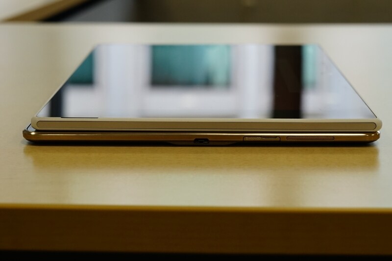 両社ともに非常に薄くなっています。写真上のXperia Z2 Tabletは6.4mm、写真下のGALAXY Tab Sが6.6mm。