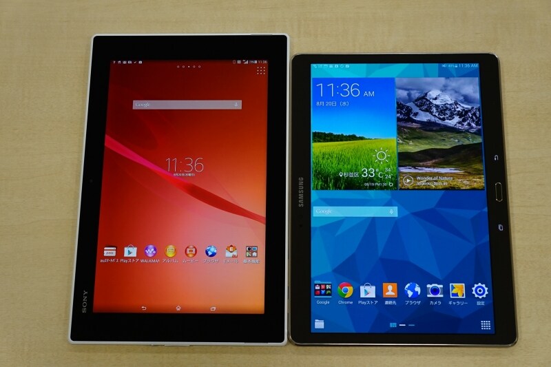 縦表示で使用例。写真左のXperia Z2 Tabletは、GALAXY Tab Sより横幅が多少狭いため、使いやすく感じます。写真右のGALAXY Tab Sは、ホームボタンがハードボタンにて固定のため、縦位置にすると、ボタンが左サイドが右サイドに配置されるので、使うのに慣れが必要です。