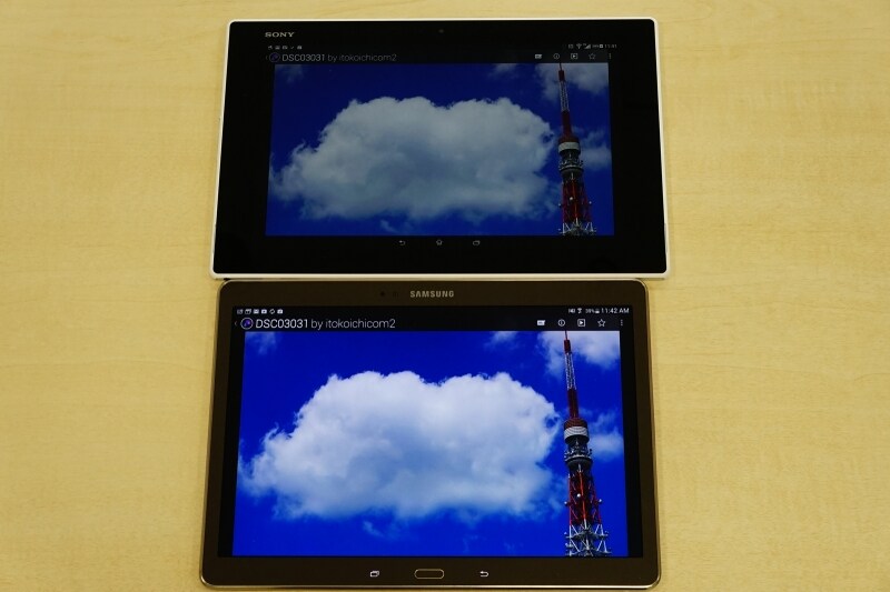 ディスプレイの発色に関しては、写真上のXperia Z2 Tabletはナチュラルな感じ、写真下のGALAXY Tab Sがデフォルメされている感じです。GALAXY Tab Sは鮮やかに感じます。