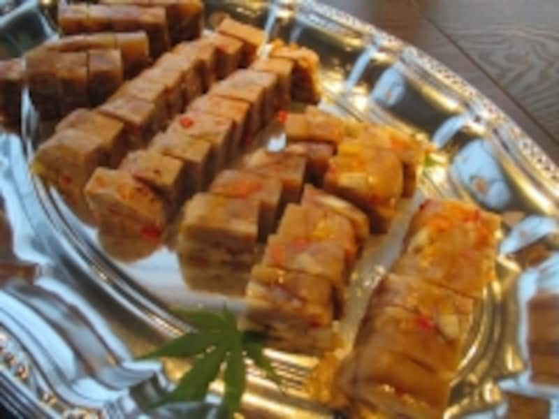 「とんそくのテリーヌとんそくキューブ」と「とんそくケーキ（ミートローフ風）」