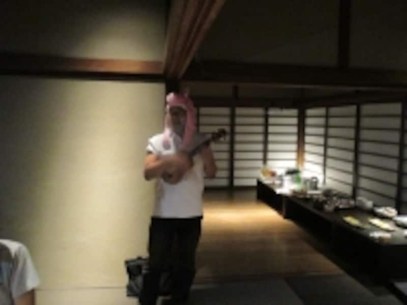 豚足王子・池田さんのライブ。宮崎・青島ビーチでの豚足デートを綴った「青島モデラート」を熱唱。