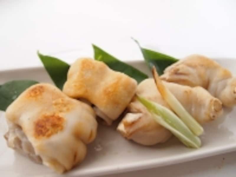 「やわらか一口豚足」の調理例。かりっと焼いてマスタードやワサビを添えても美味しい。