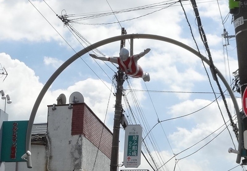 まさにウルトラマンが空を飛んでいる！