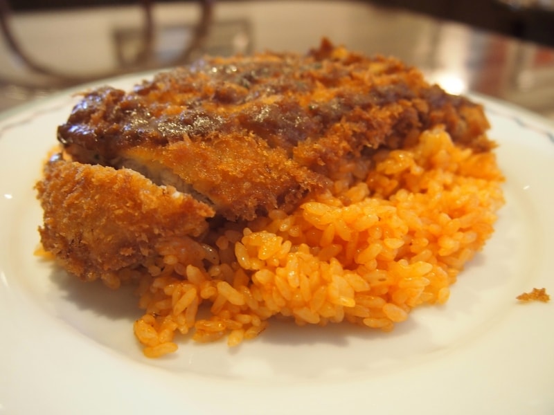 ケチャップライスの上にトンカツがのっている