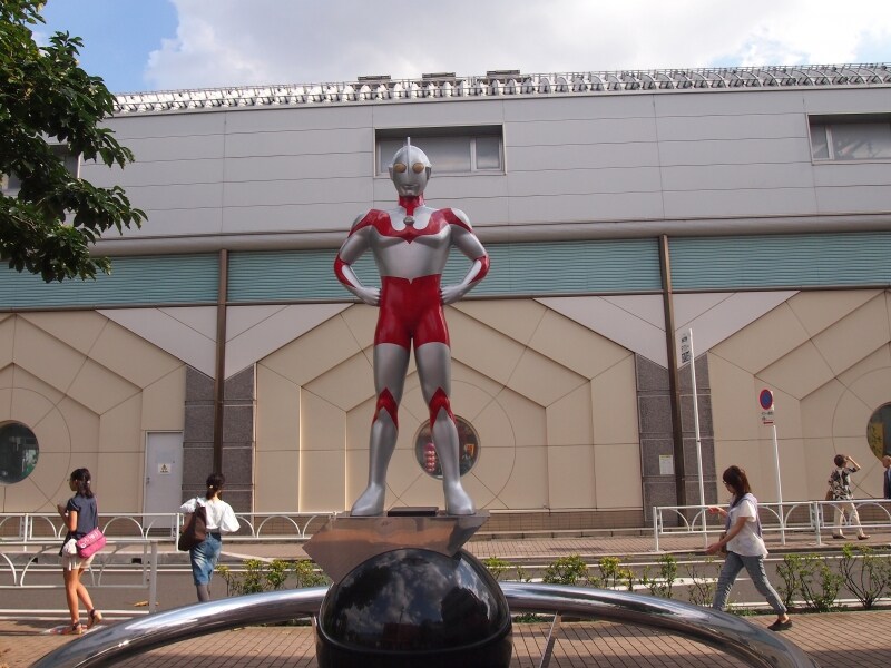 空に飛び出しそうなウルトラマン