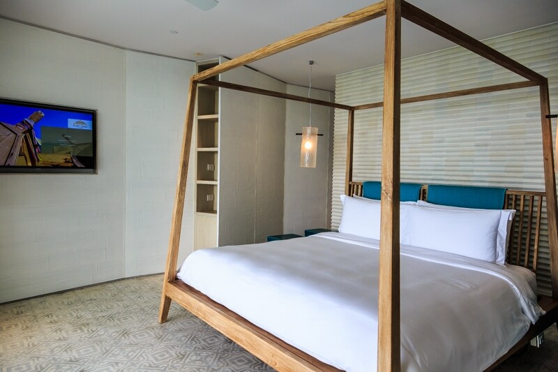 大きめキングサイズのオリジナルベッドを配した シンプルな寝室