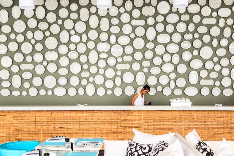 メインダイニングレストランの一角。壁に無数の 白い皿が貼り付けられています