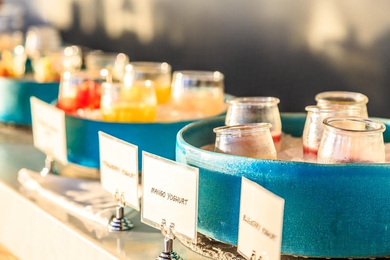 フレッシュジュースや自家製ヨーグルトが並ぶ ビュッフェライン