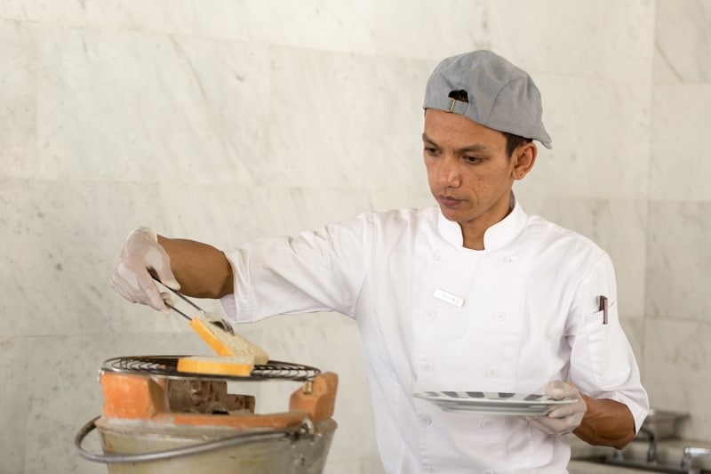 普通の食パンも炭火で焼くと驚くほど香ばしく美味しいパンに!