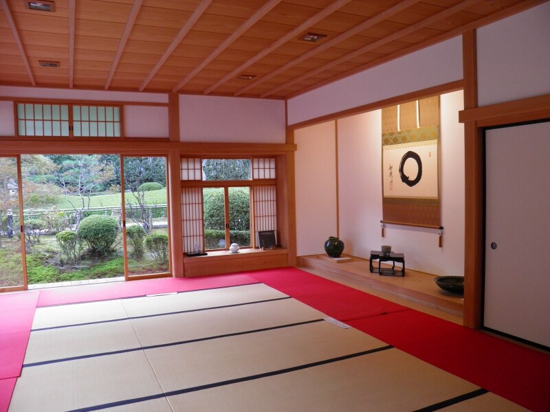 毛氈の敷かれた建物内