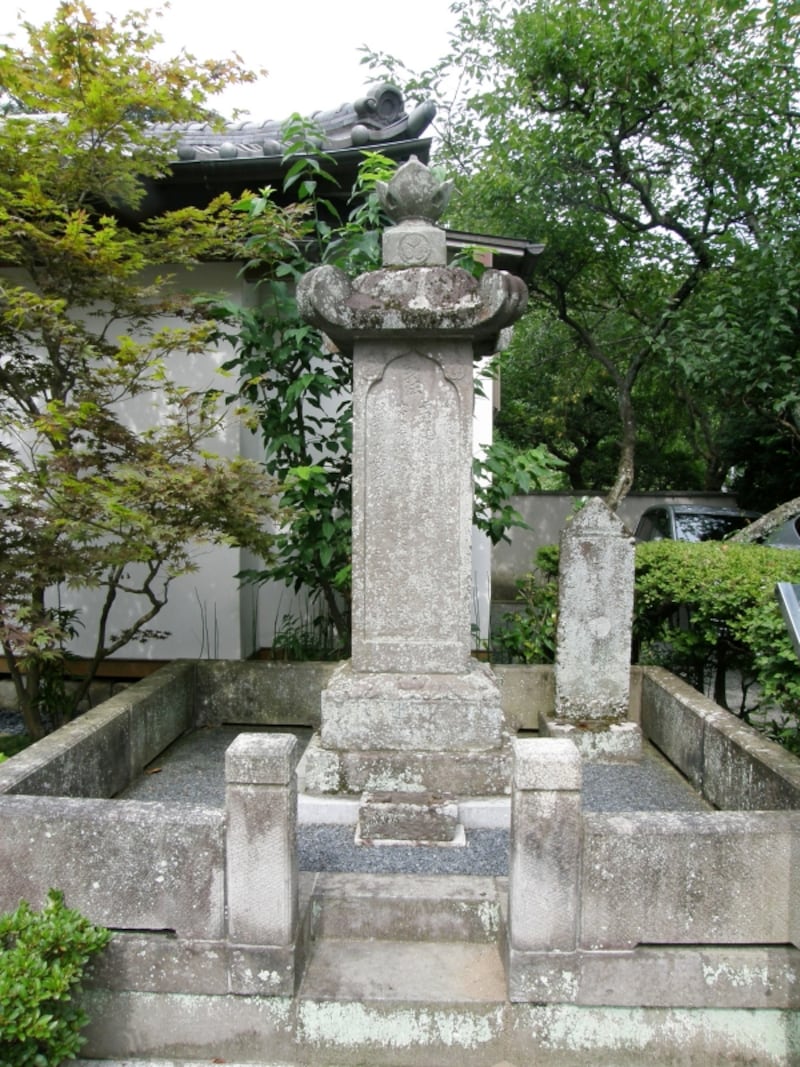 駿河大納言忠長の墓