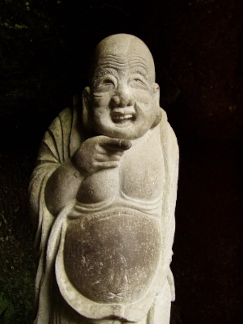 布袋尊。お腹をなでると福がいただけるそう