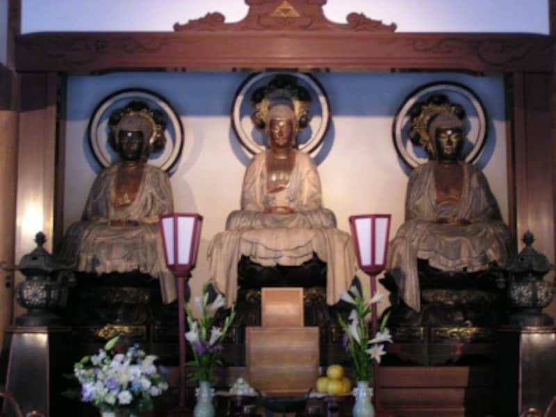 左から過去・現在・未来を表す三世仏