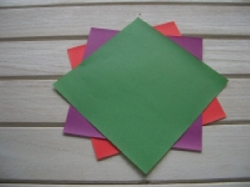 3色をずらして重ねます