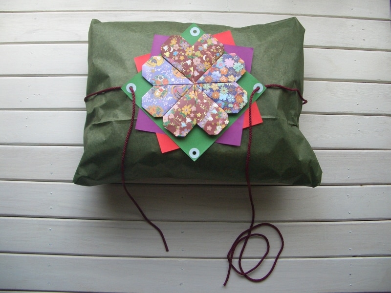 飾りに紐を通す