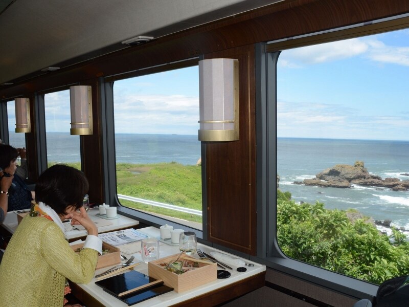 車窓を眺めながらの食事