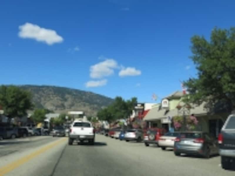 オソヨースのメインストリート。ダウンタウンと呼べるのはわずか数ブロック