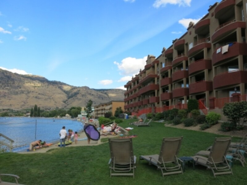 ほとんどのホテルが湖畔に立地