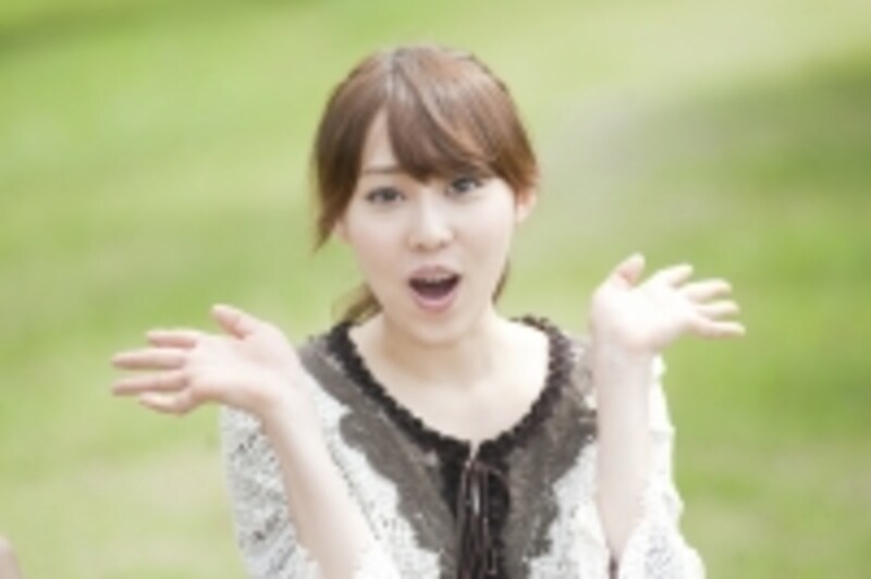 驚く女性