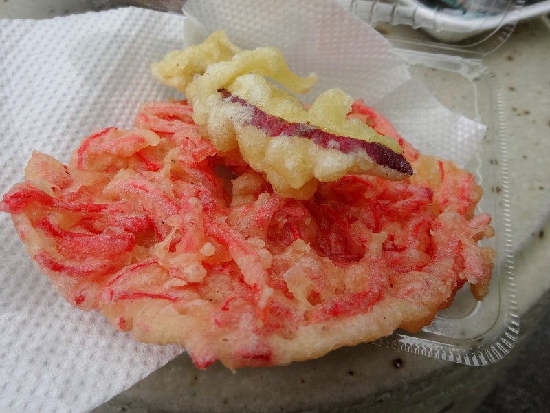 紅しょうがの天ぷら　90円　　お芋の天ぷらはおまけ