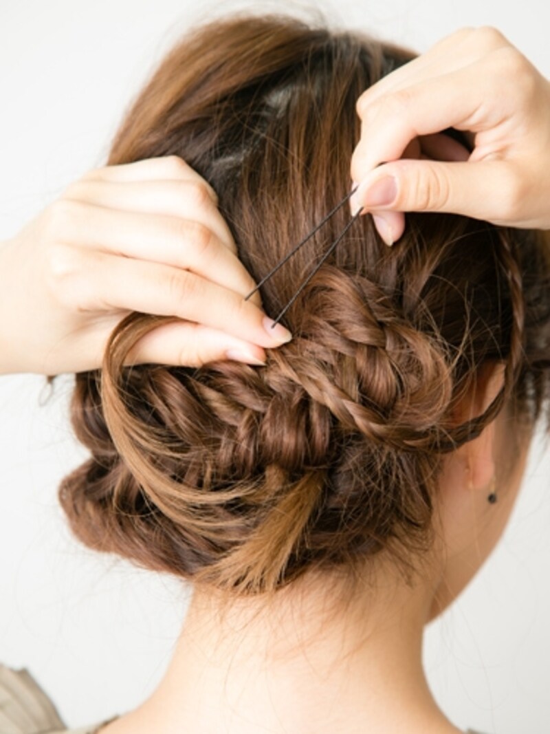 1で作ったみつ編みを フィッシュボーンにかかるように 固定