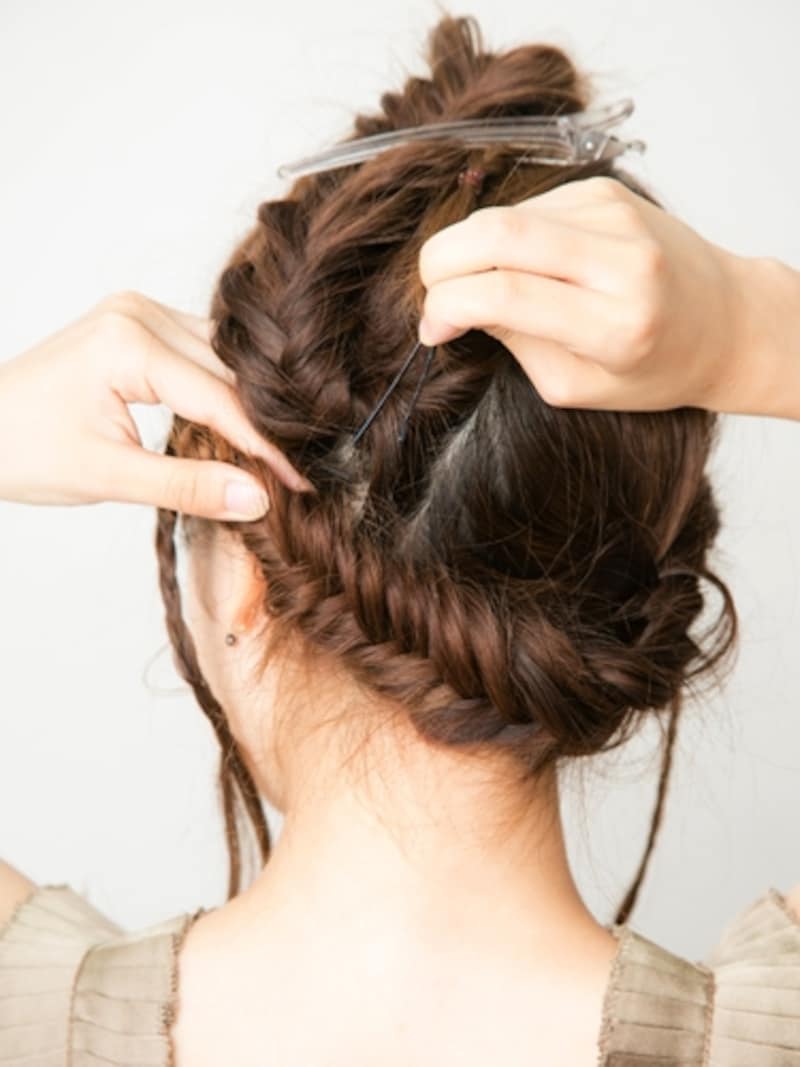 フ ィッシュボーンを逆サイドの耳下で 固定