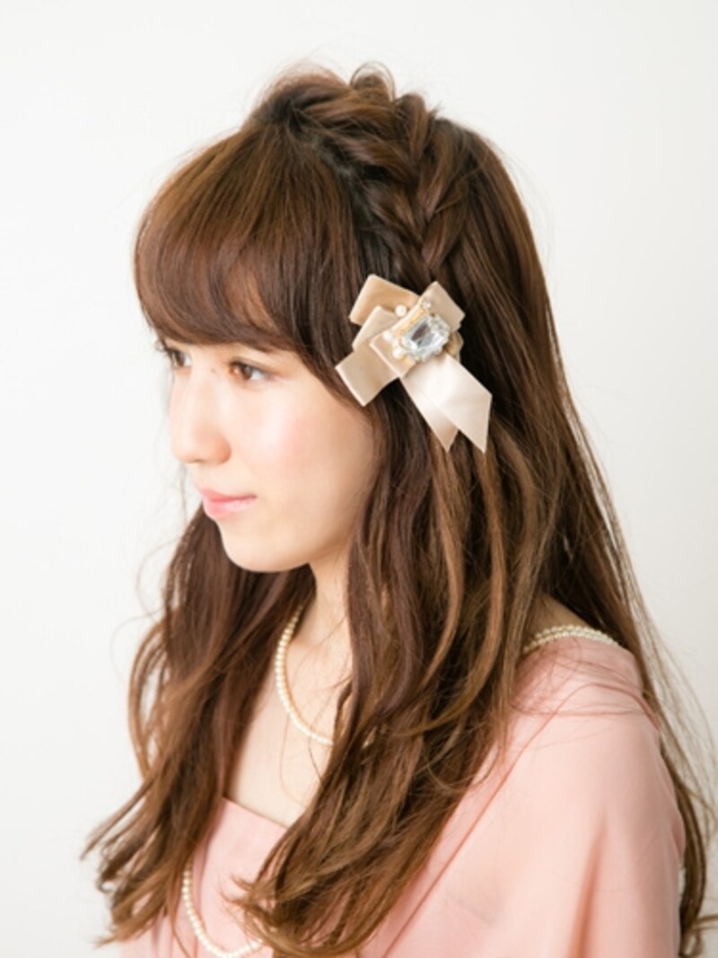 編み終わりをリボンのヘアアクセで留める