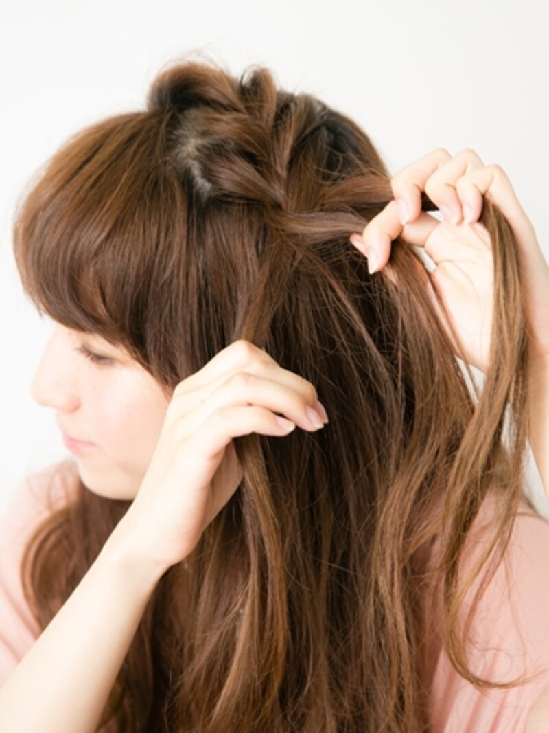 やや右から太めにゆるく編み込む